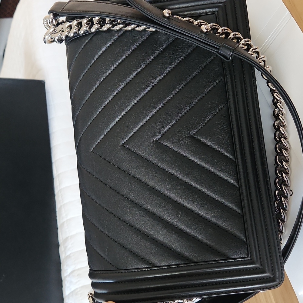 Chanel Le Boy Bag in medium. Like New! - Picture 6 of 12